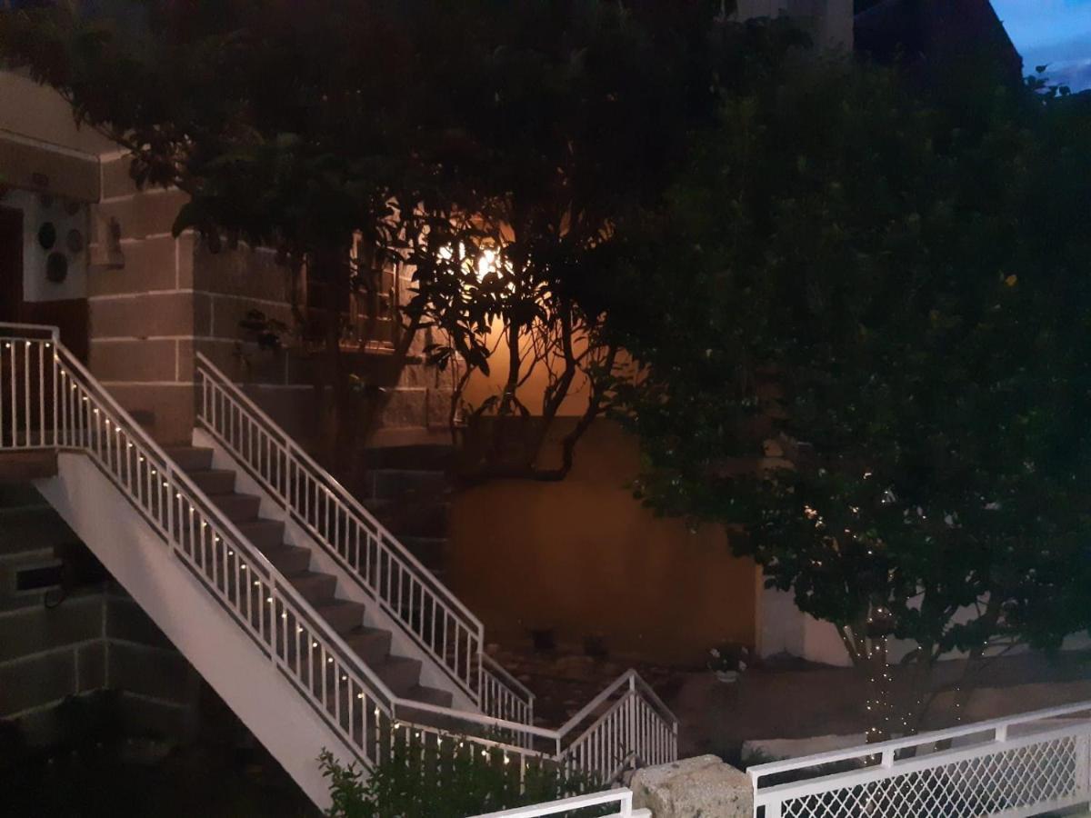 Hyp - La Casa De La Abuela Victoria